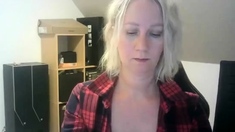 amateur blonde solo webcam