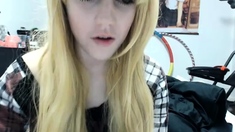 Amateur Webcam Cute Teen Plays Solo with Big Dildo