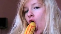 Deutsche Amateurin steckt sich eine Banane in den Arsch